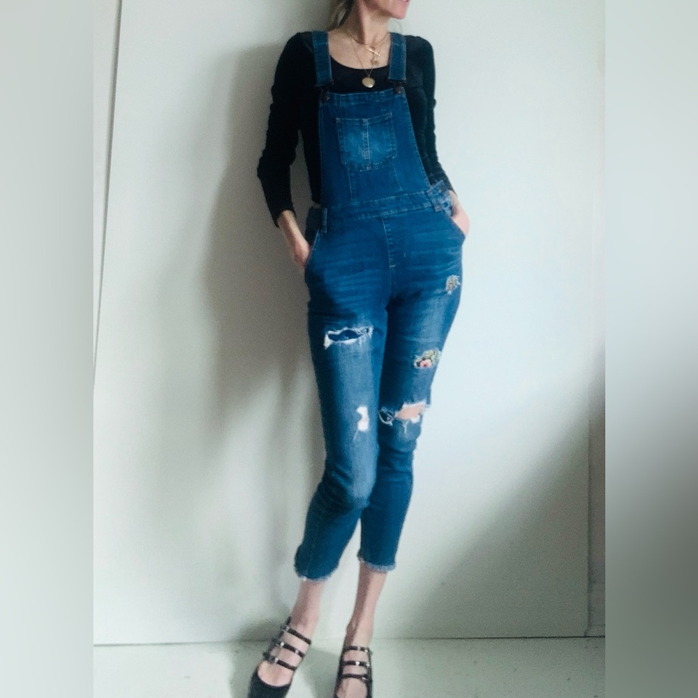 CUTEST perfect distressed cottondenim overalls💙sweeeet patches, pockets, STRETCH